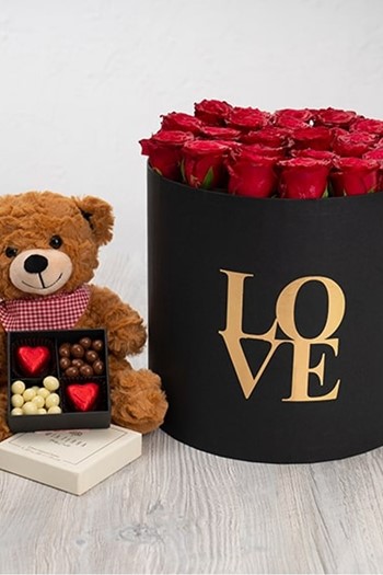 hediye çiçek kutuda çiçek makaronlu çiçek draje çikolata