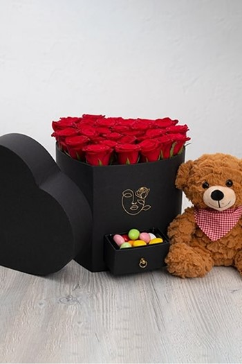 hediye çiçek kutuda çiçek makaronlu çiçek draje çikolata