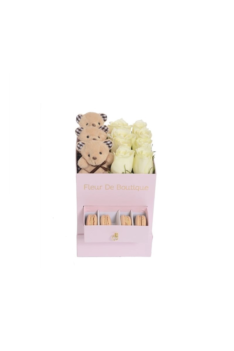 Kare Pembe Kutuda Beyaz Güller Peluş Ayıcıklar Ve Makaronlar
