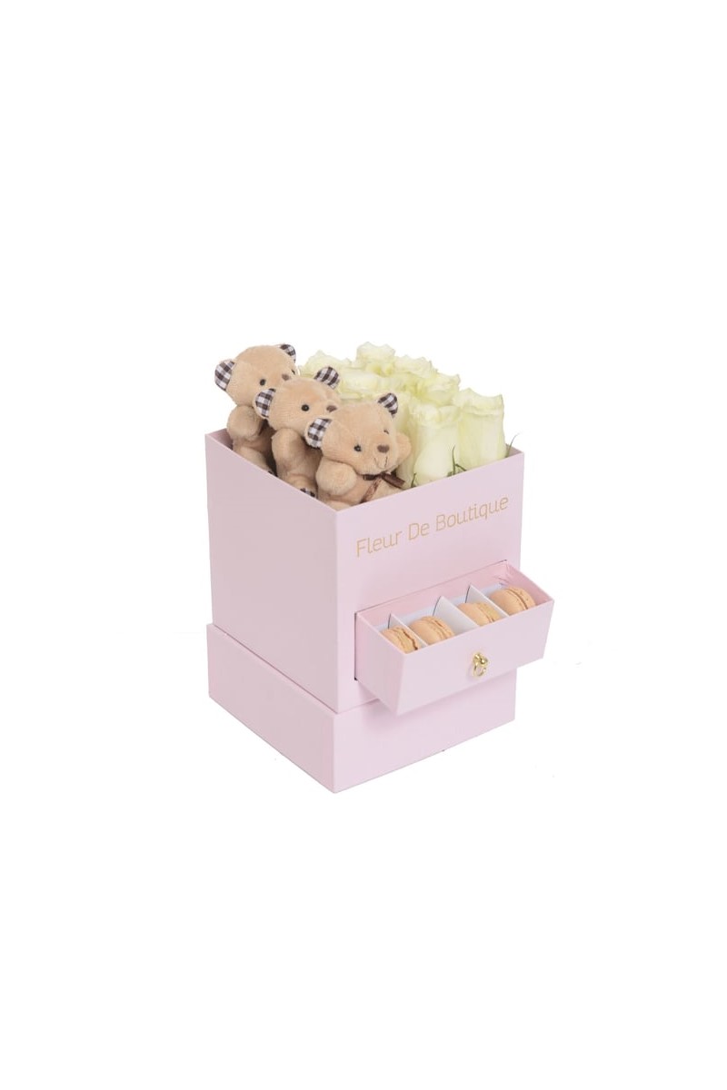 Kare Pembe Kutuda Beyaz Güller Peluş Ayıcıklar Ve Makaronlar