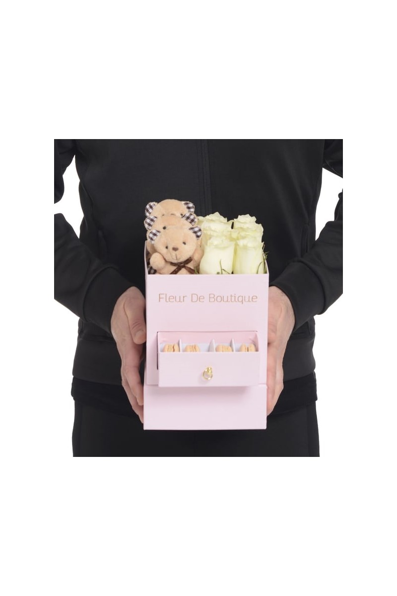 Kare Pembe Kutuda Beyaz Güller Peluş Ayıcıklar Ve Makaronlar