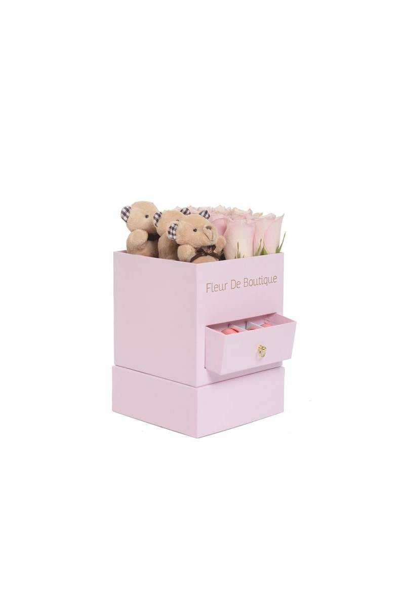 Kare Pembe Kutuda Pembe Güller Peluş Ayıcıklar Ve Makaronlar