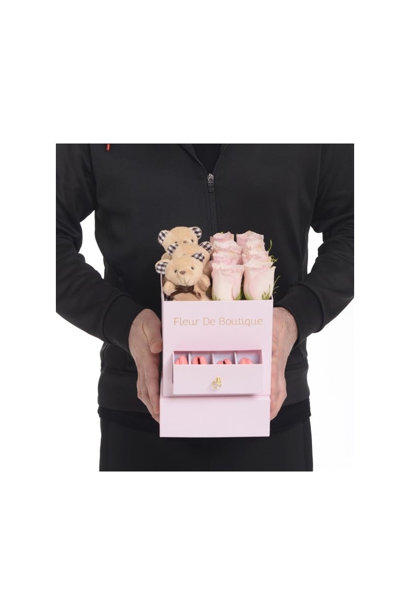 Kare Pembe Kutuda Pembe Güller Peluş Ayıcıklar Ve Makaronlar