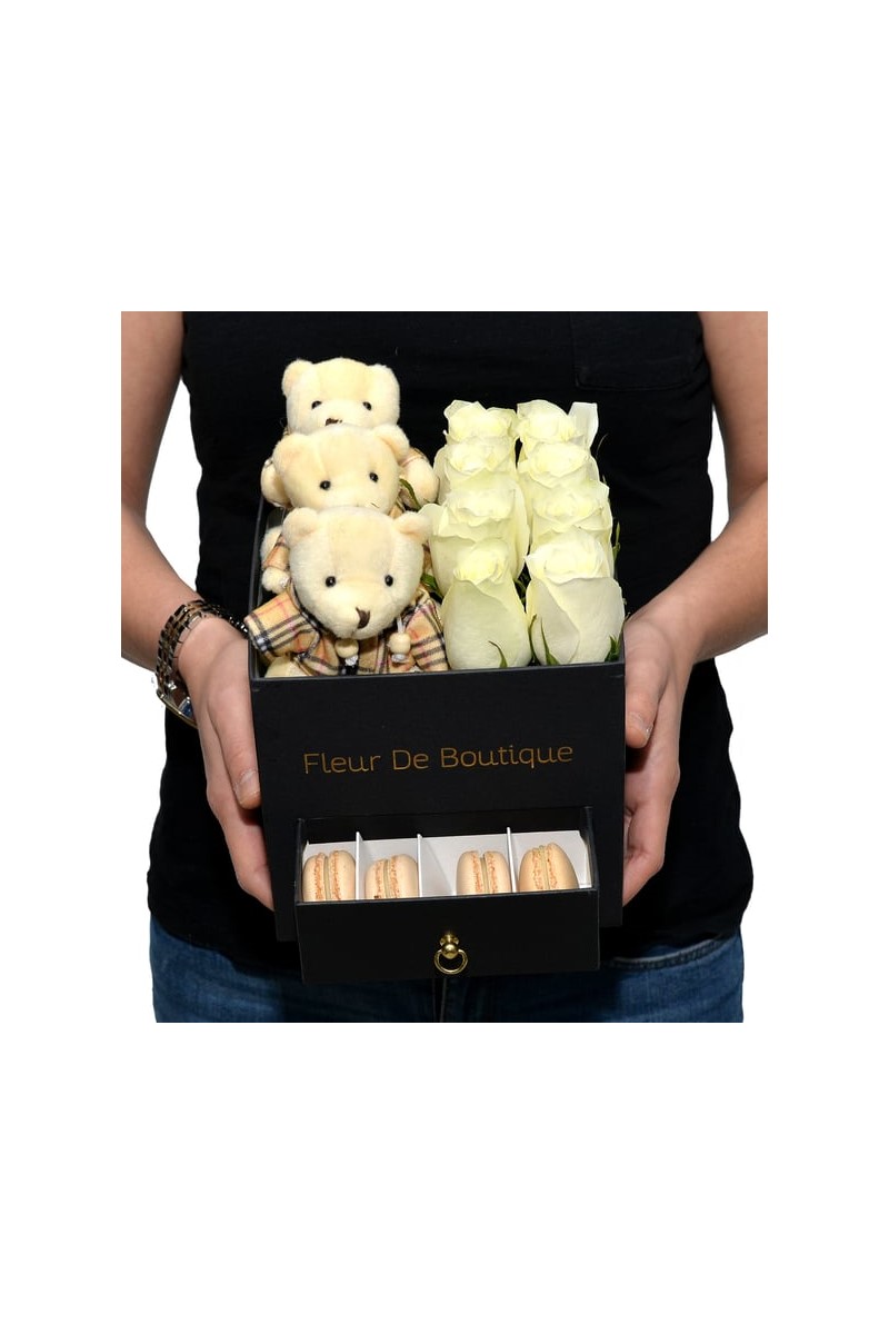 Kare Siyah Kutu Beyaz Güller Makaron Ve Peluş Ayıcıklar