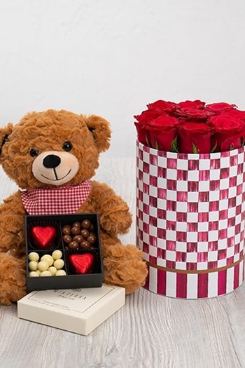 hediye çiçek kutuda çiçek makaronlu çiçek draje çikolata