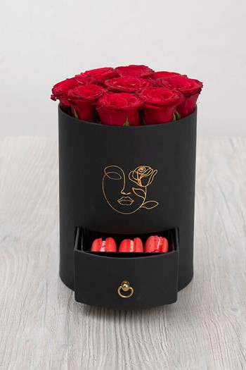 hediye çiçek kutuda çiçek makaronlu çiçek draje çikolata