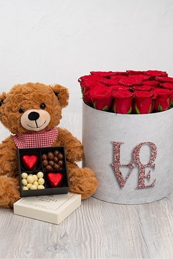 hediye çiçek kutuda çiçek makaronlu çiçek draje çikolata