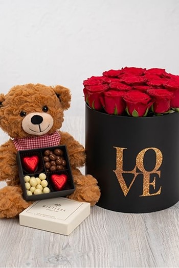 hediye çiçek kutuda çiçek makaronlu çiçek draje çikolata