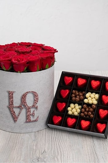 hediye çiçek kutuda çiçek makaronlu çiçek draje çikolata