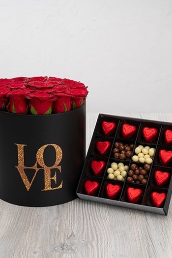 hediye çiçek kutuda çiçek makaronlu çiçek draje çikolata