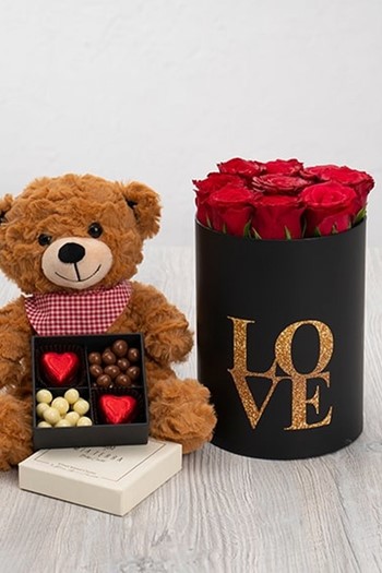 hediye çiçek kutuda çiçek makaronlu çiçek draje çikolata