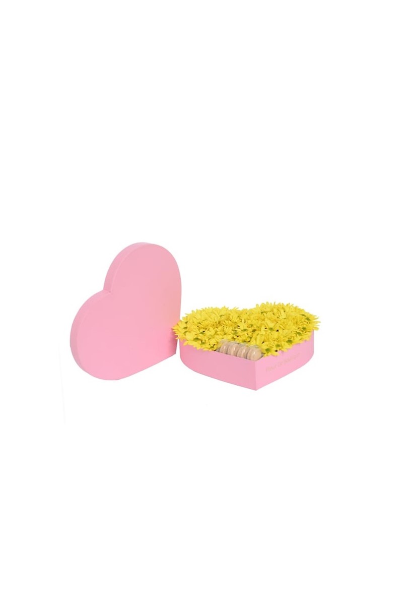 Pembe Kalp Kutuda Sarı Papatyalar Ve Makaronlar