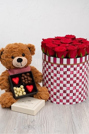 hediye çiçek kutuda çiçek makaronlu çiçek draje çikolata