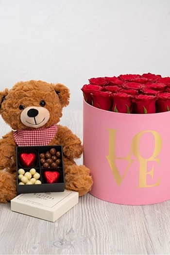 hediye çiçek kutuda çiçek makaronlu çiçek draje çikolata