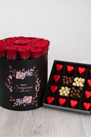 hediye çiçek kutuda çiçek makaronlu çiçek draje çikolata