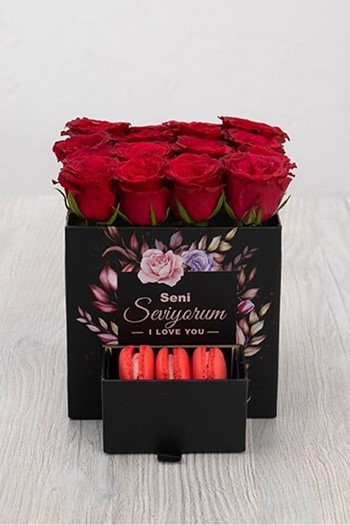 hediye çiçek kutuda çiçek makaronlu çiçek draje çikolata