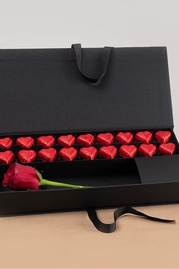 hediye çiçek kutuda çiçek makaronlu çiçek draje çikolata