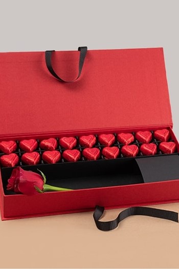 hediye çiçek kutuda çiçek makaronlu çiçek draje çikolata