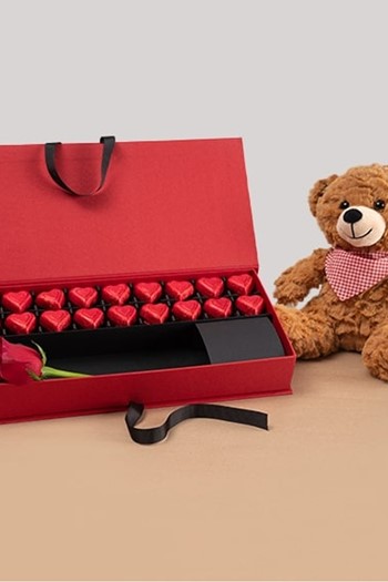 hediye çiçek kutuda çiçek makaronlu çiçek draje çikolata