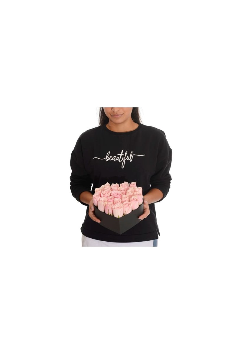 Siyah Kalp Kutuda Pembe Güller