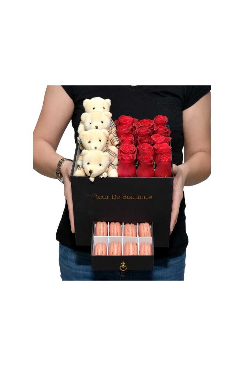 Siyah Kare Kutu Kırmızı Güller Makaron Ve Peluş Ayıcıklar