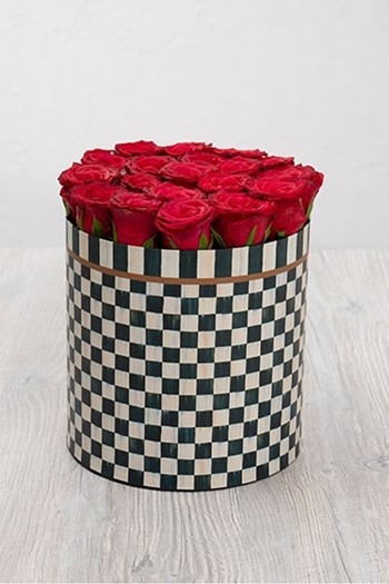 hediye çiçek kutuda çiçek makaronlu çiçek draje çikolata