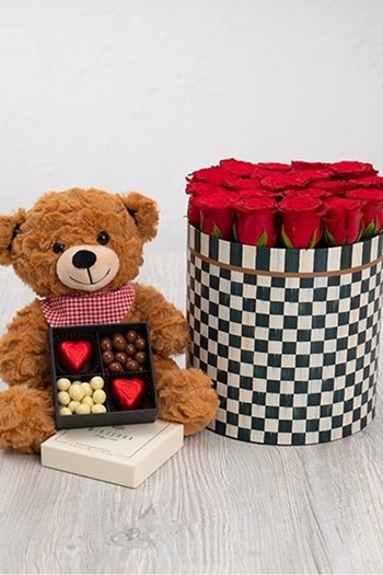 hediye çiçek kutuda çiçek makaronlu çiçek draje çikolata