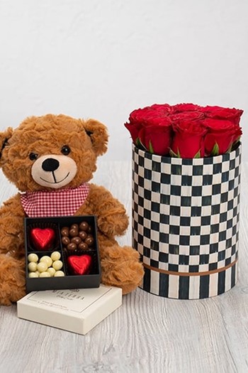 hediye çiçek kutuda çiçek makaronlu çiçek draje çikolata