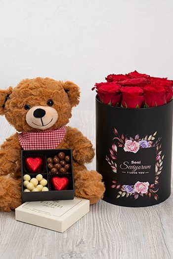 hediye çiçek kutuda çiçek makaronlu çiçek draje çikolata