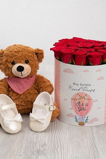 hediye çiçek kutuda çiçek makaronlu çiçek draje çikolata