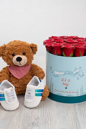 hediye çiçek kutuda çiçek makaronlu çiçek draje çikolata