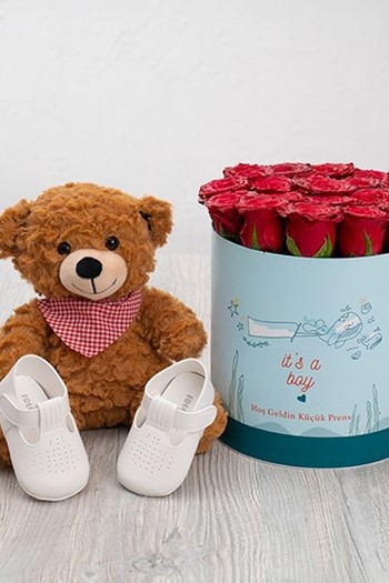 hediye çiçek kutuda çiçek makaronlu çiçek draje çikolata