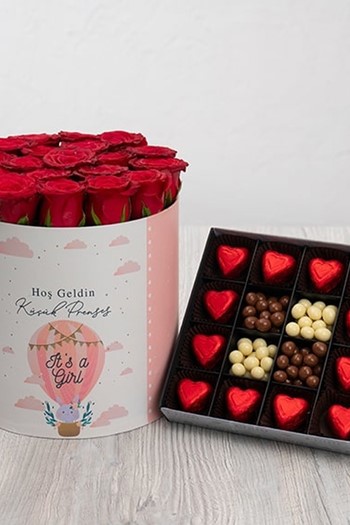 hediye çiçek kutuda çiçek makaronlu çiçek draje çikolata
