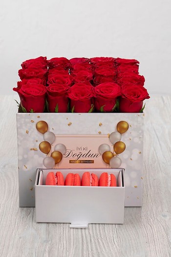 hediye çiçek kutuda çiçek makaronlu çiçek draje çikolata