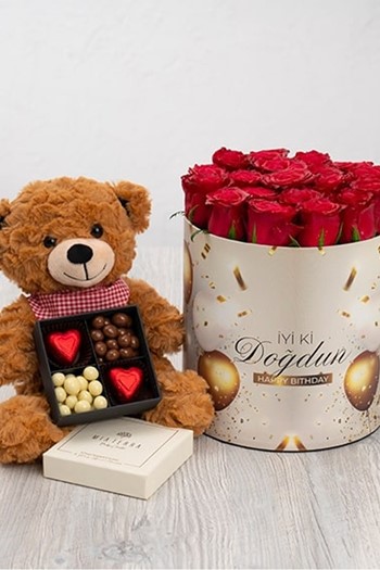 hediye çiçek kutuda çiçek makaronlu çiçek draje çikolata